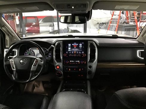 Used 2020 Nissan Titan SL w/ Moonroof Package image 30