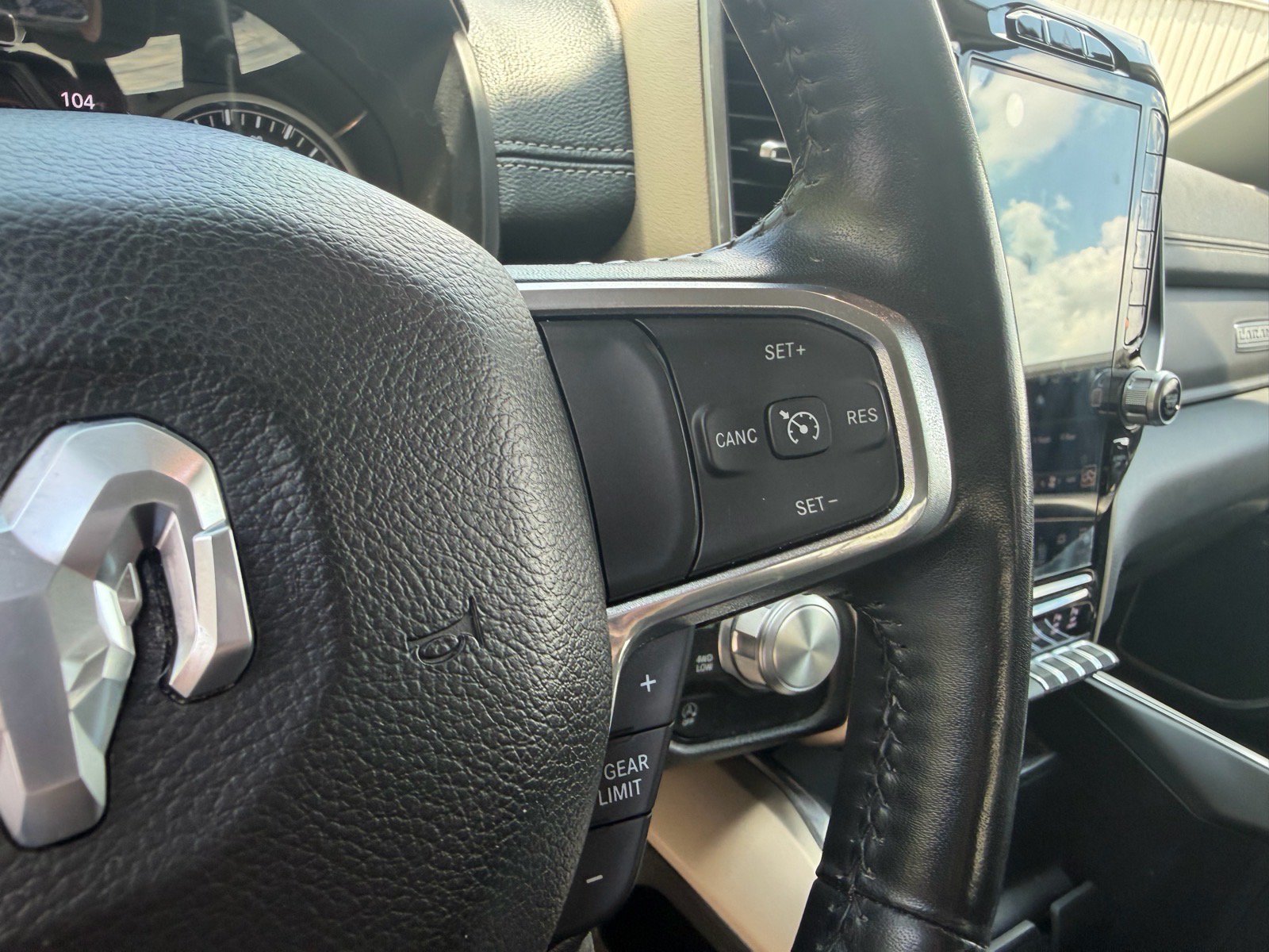 Used 2022 RAM 1500 Laramie AWD/4WD image 37