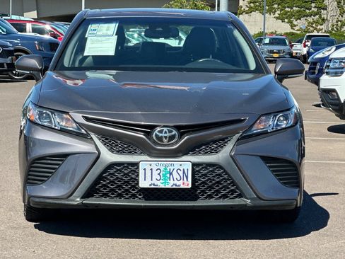 Used 2018 Toyota Camry SE w/ Moonroof Package FWD image 9