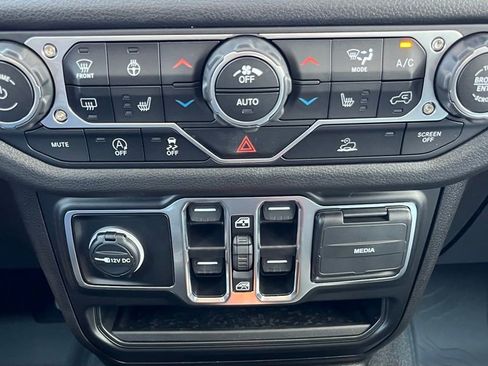 Used 2025 Jeep Gladiator Sport image 17