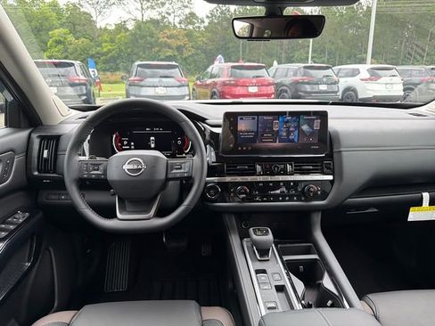 New 2026 Nissan Pathfinder Platinum FWD image 25