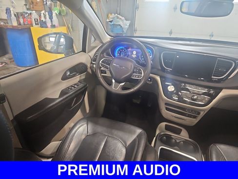 Used 2022 Chrysler Pacifica Touring-L FWD image 9