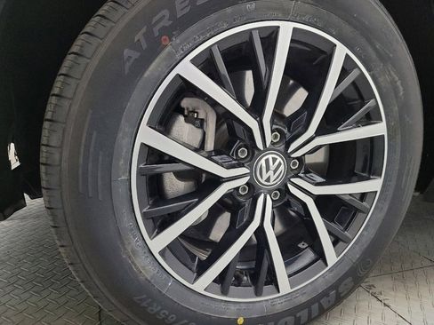 Used 2021 Volkswagen Tiguan SE image 31