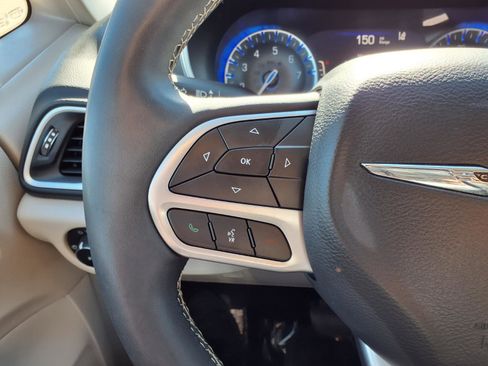 Used 2023 Chrysler Pacifica Touring-L FWD image 17