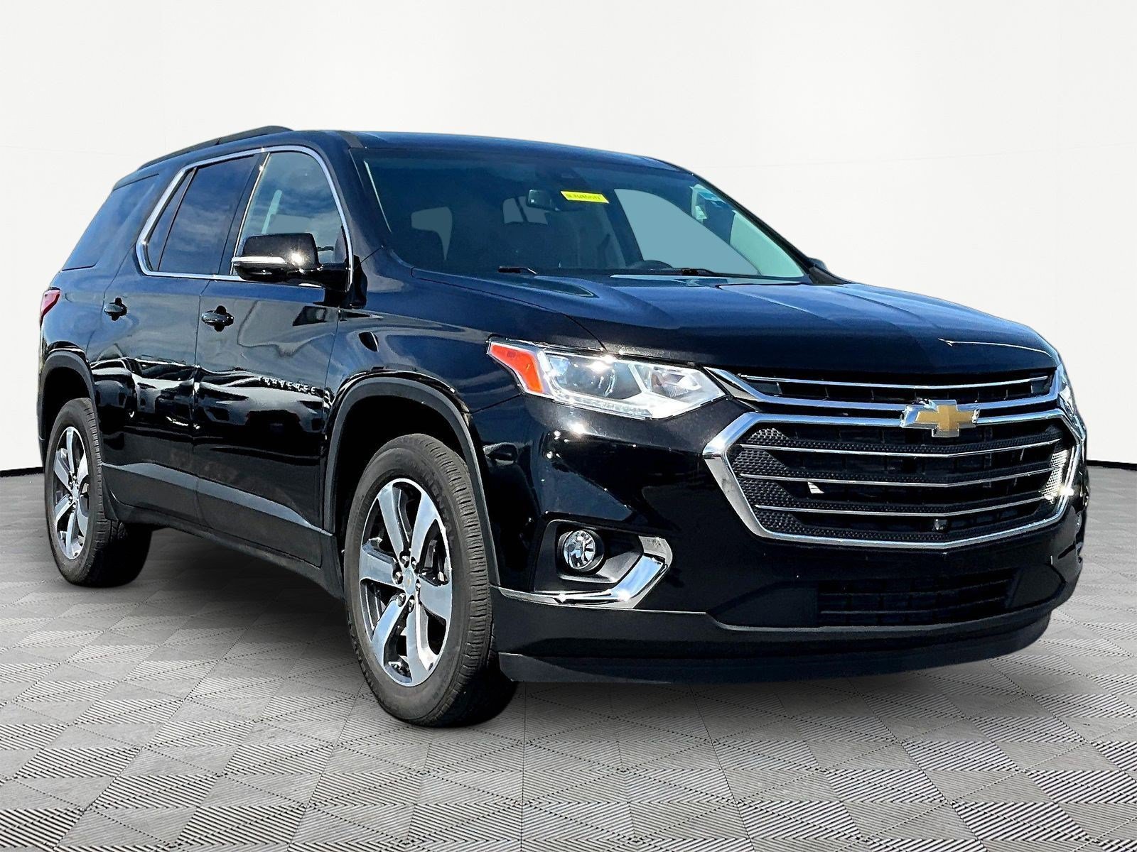 Used 2020 Chevrolet Traverse LT w/ LT Premium Package FWD image 3