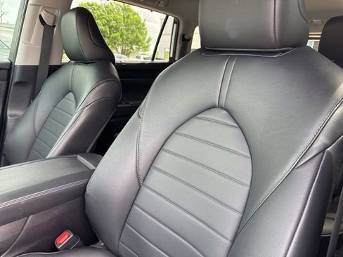 Used 2024 Toyota Highlander XLE image 9