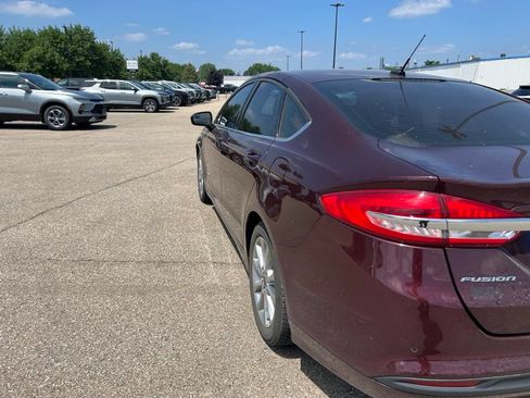 Used 2017 Ford Fusion SE FWD image 5