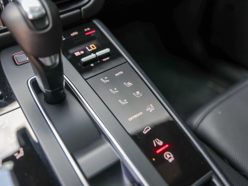 Certified 2026 Porsche Macan AWD/4WD image 26