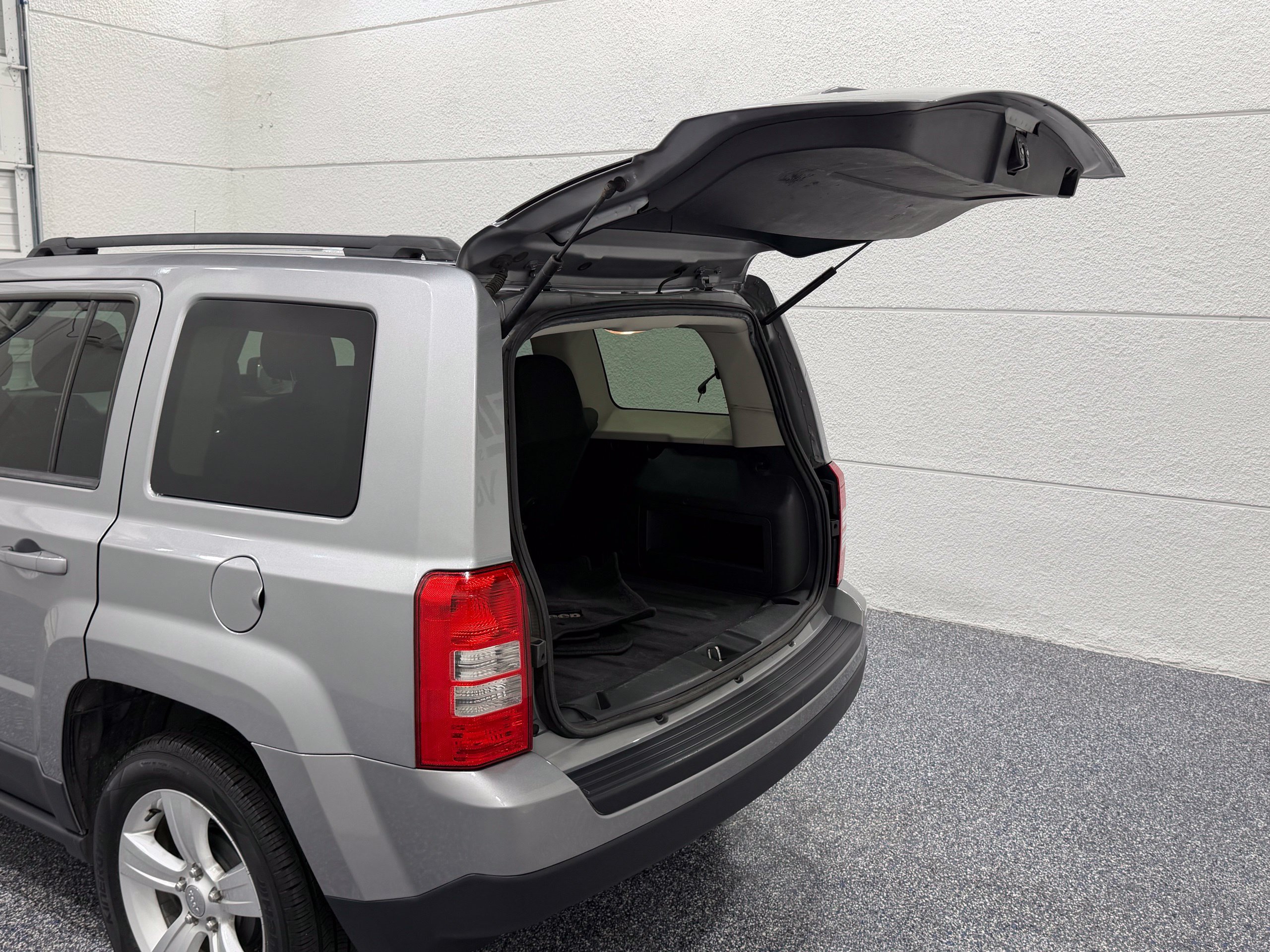 Used 2015 Jeep Patriot Latitude FWD image 23