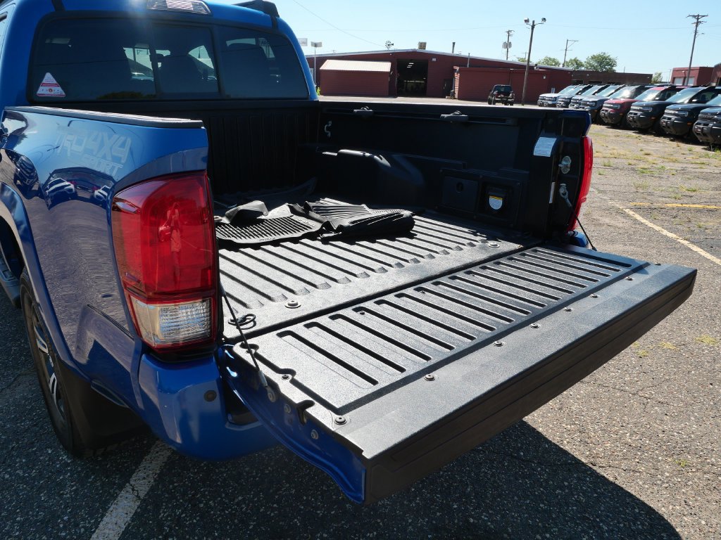 Used 2016 Toyota Tacoma TRD Sport AWD/4WD image 10