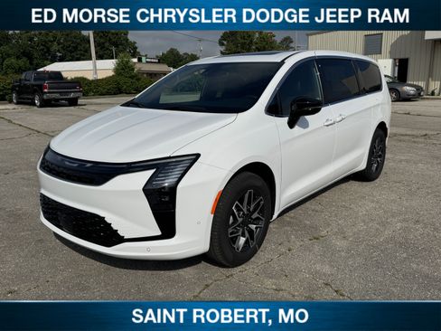 New 2027 Chrysler Pacifica Limited w/ Family Tech Group AWD/4WD image 4
