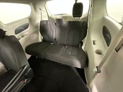 Used 2022 Chrysler Voyager LX image 17