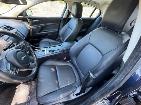 Used 2018 Jaguar XE Premium image 8