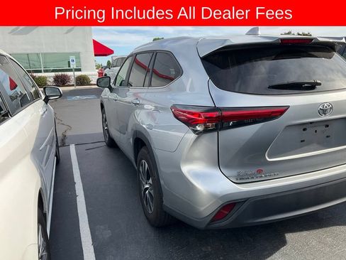 Used 2023 Toyota Highlander XLE FWD image 6