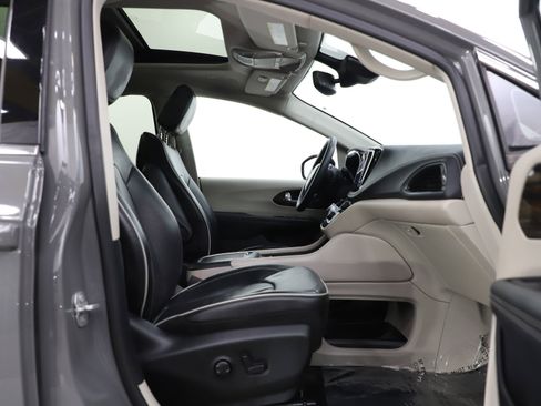 Used 2023 Chrysler Pacifica Limited FWD image 11