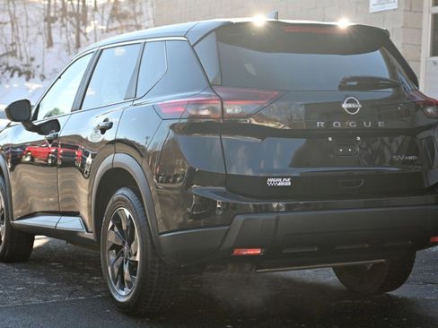 Used 2024 Nissan Rogue SV image 4