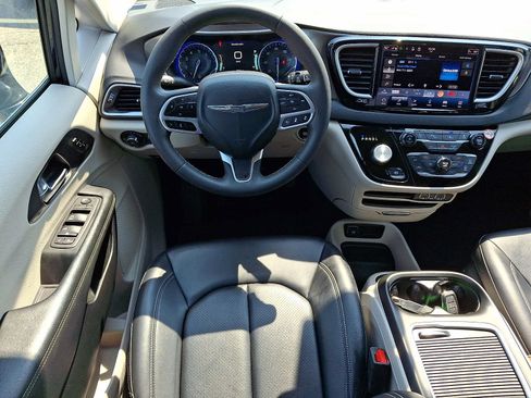 Certified 2024 Chrysler Pacifica Touring-L FWD image 15
