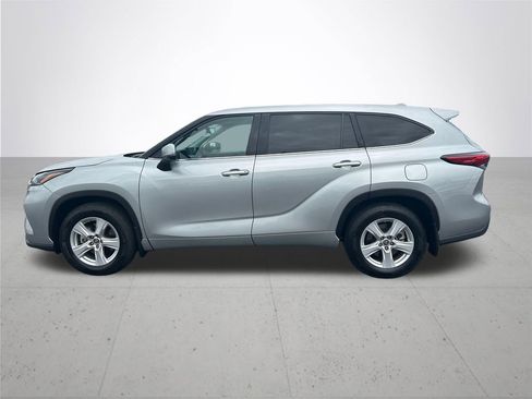Used 2021 Toyota Highlander LE AWD/4WD image 9
