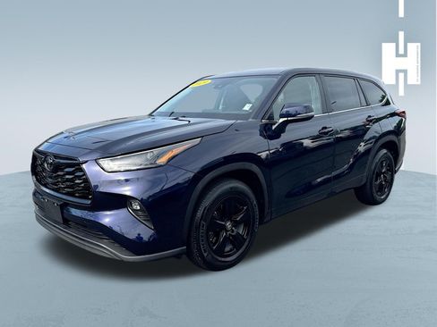 Used 2023 Toyota Highlander LE FWD image 3