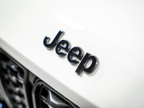 Used 2025 Jeep Grand Cherokee Limited w/ Luxury Tech Group II RWD image 23