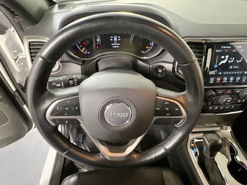 Used 2022 Jeep Grand Cherokee Laredo X image 11