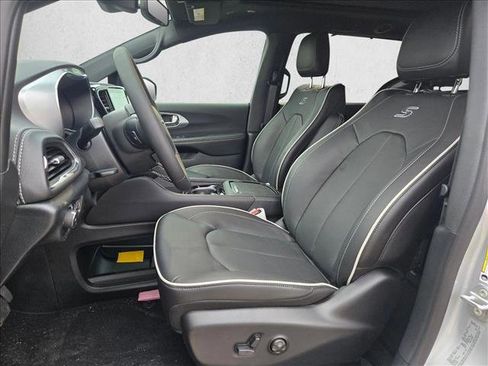 New 2026 Chrysler Pacifica Limited image 4