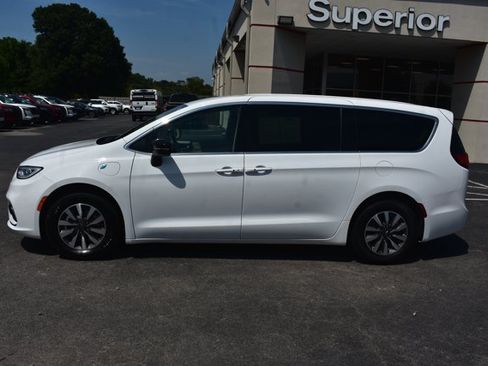 Used 2024 Chrysler Pacifica Limited FWD image 10