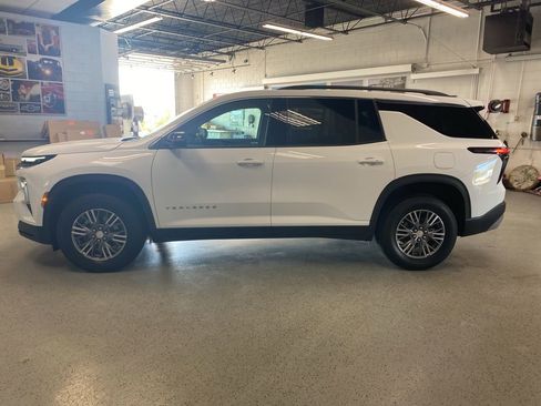 Used 2025 Chevrolet Traverse LT image 4