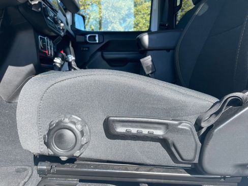 Used 2025 Jeep Wrangler Sport S image 23