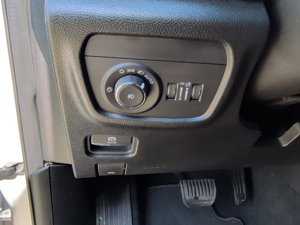 Used 2024 Jeep Grand Cherokee Limited RWD image 15