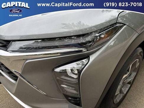 Used 2025 Chevrolet Trax LT w/ LT Convenience Package FWD image 11
