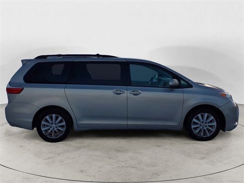 Used 2015 Toyota Sienna LE image 6