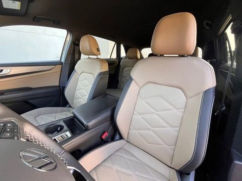 Used 2024 Volkswagen Atlas Cross Sport SE image 38