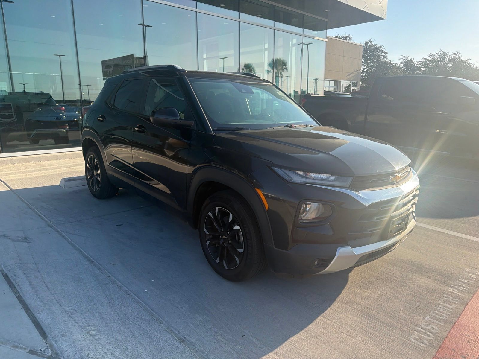 Used 2023 Chevrolet TrailBlazer LT w/ Convenience Package FWD image 2