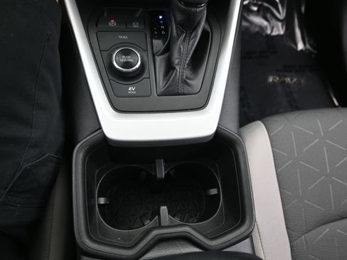 Used 2022 Toyota RAV4 XLE AWD/4WD image 20