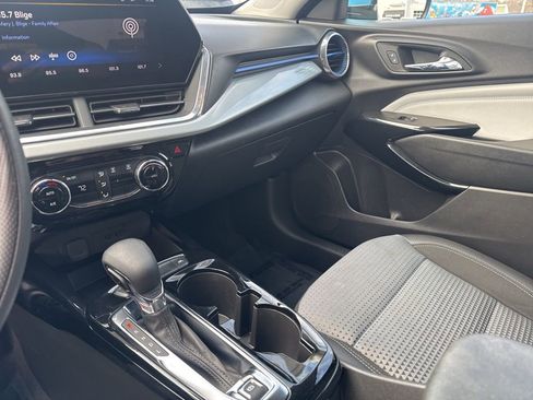 Used 2025 Chevrolet Trax LT image 19