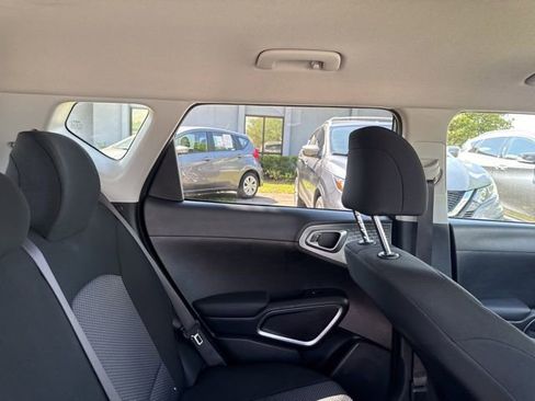 Used 2025 Kia Soul LX w/ LX Technology Package FWD image 14