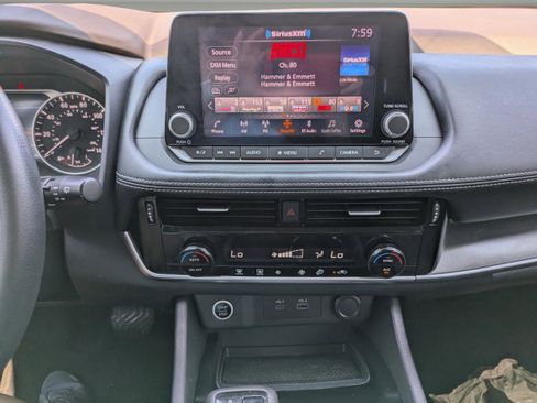 Used 2022 Nissan Rogue SV image 26