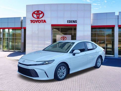 Used 2025 Toyota Camry LE image 8