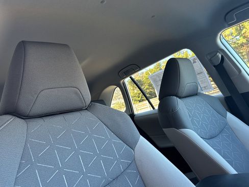 Used 2022 Toyota RAV4 XLE image 18