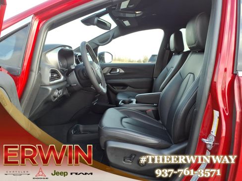 Certified 2025 Chrysler Pacifica Select image 13