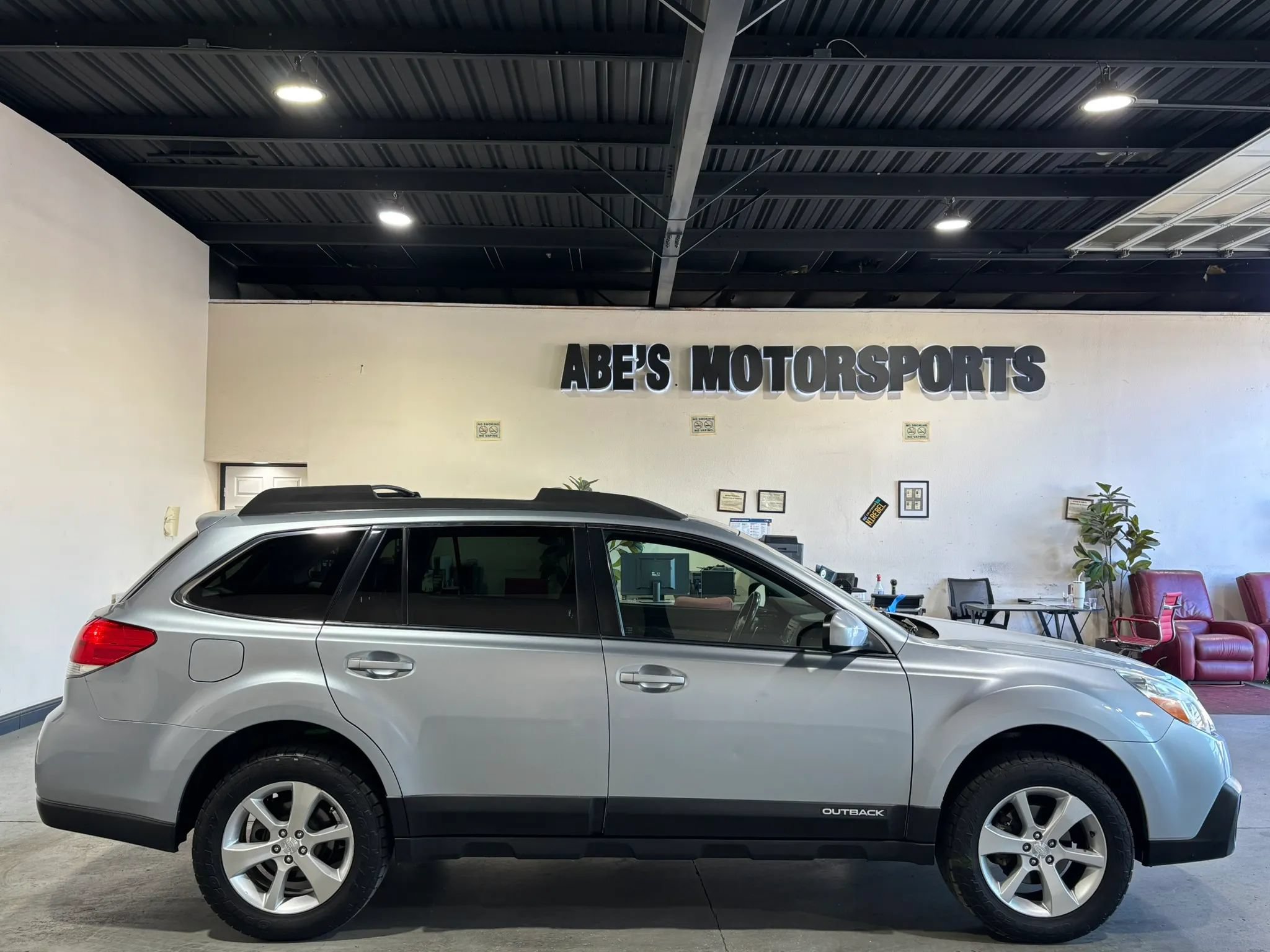Used 2013 Subaru Outback 2.5i Limited w/ Moonroof Pkg AWD/4WD image 4
