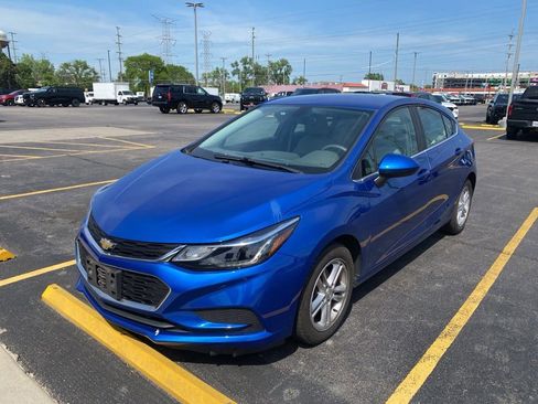 Used 2017 Chevrolet Cruze LT w/ Convenience Package FWD image 3
