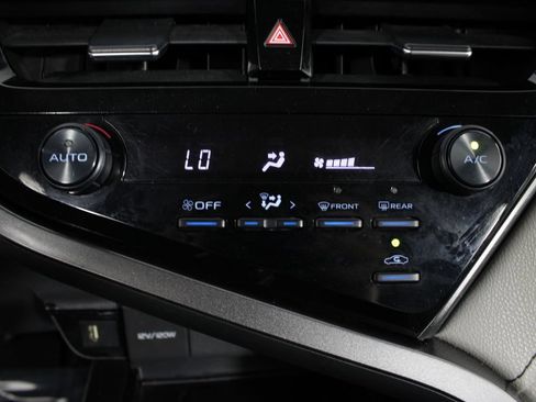Used 2021 Toyota Camry SE FWD image 6