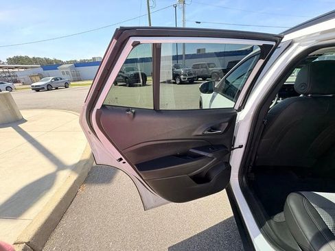 Used 2025 Chevrolet Trax LT FWD image 21