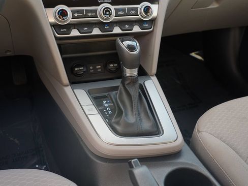 Used 2020 Hyundai Elantra SE FWD image 23