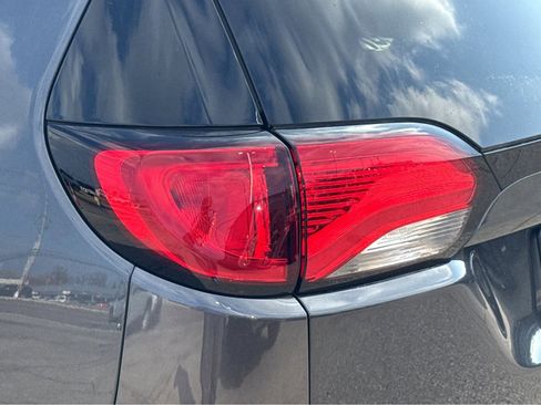 Used 2017 Chrysler Pacifica Touring-L Plus image 6