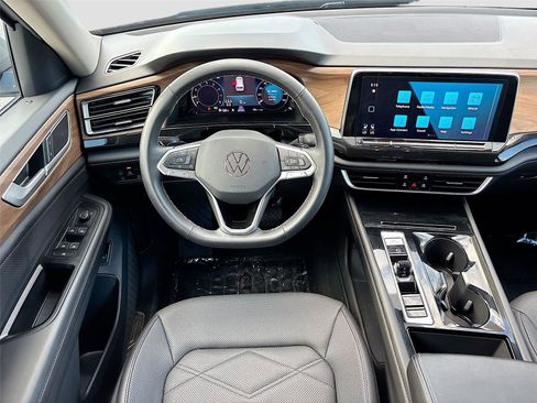 Used 2025 Volkswagen Atlas SE FWD image 25