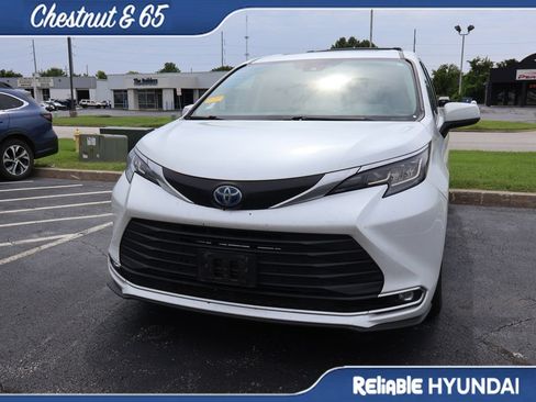 Used 2022 Toyota Sienna XLE w/ XLE Plus Package FWD image 8