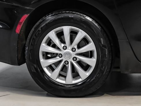Used 2017 Chrysler Pacifica Touring-L FWD image 50